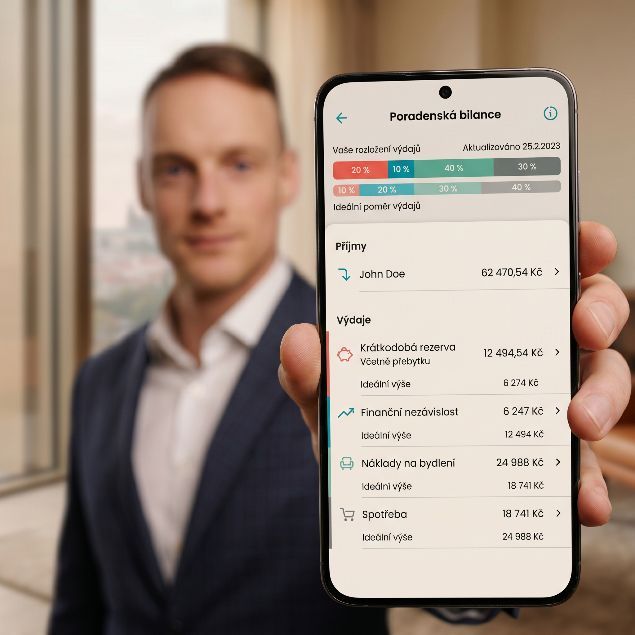 Finanční poradce ukazuje bankovní aplikaci na displeji telefonu